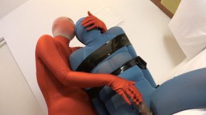 ゼンタイM男が上半身を固定され激しく手コキされる